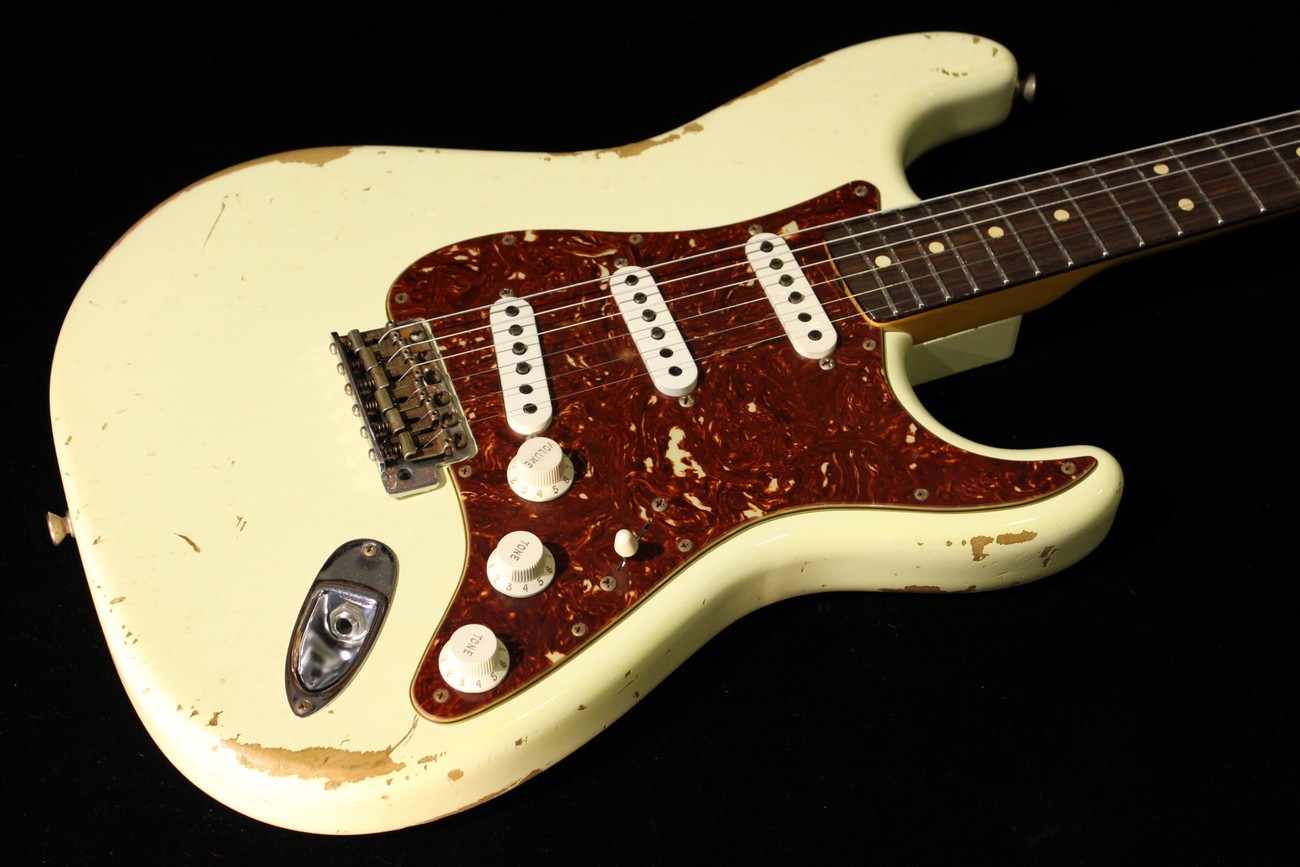 White stratocaster. Fender Stratocaster белый. Fender Stratocaster релик. Fender Stratocaster кастом. Stratocaster White Relic.