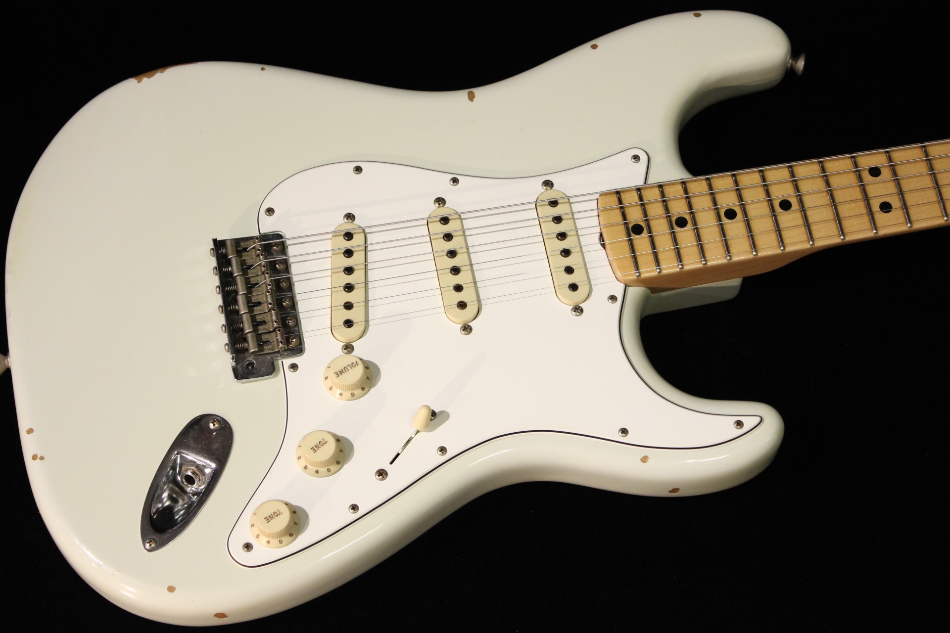 Stratocaster цена. Fender Stratocaster белый. Стратокастер Fender American. Гитара Fender Stratocaster белая. Fender Stratocaster Olympic White.