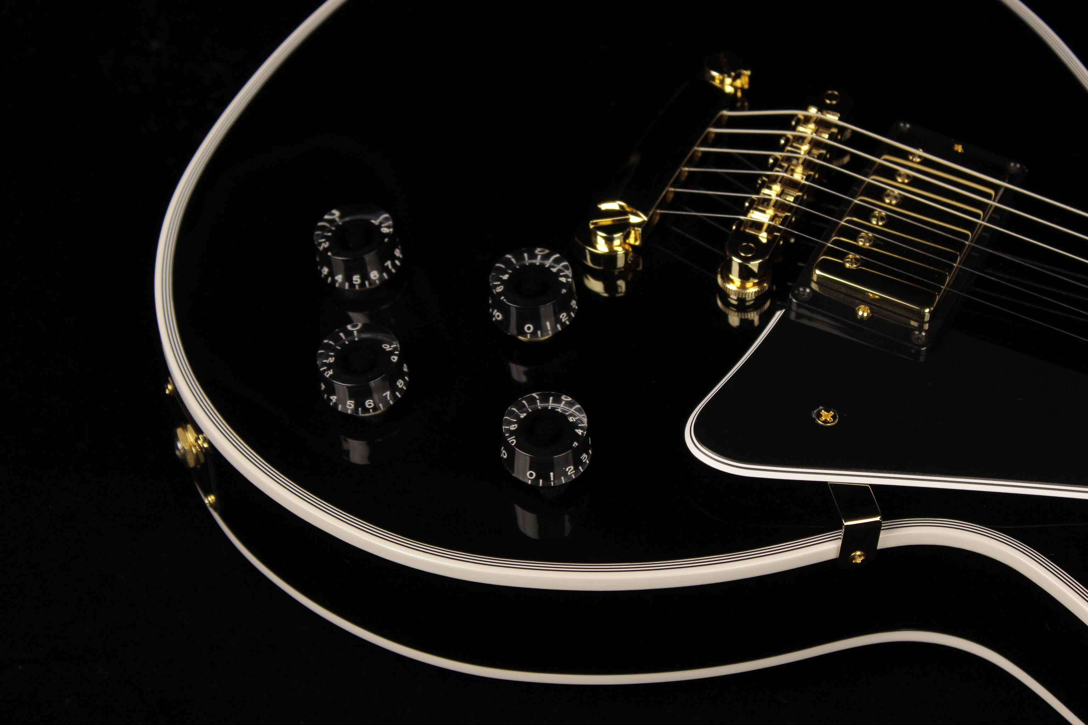 Platinum Gibson Custom Les Paul Custom Electric Guitar Ebony