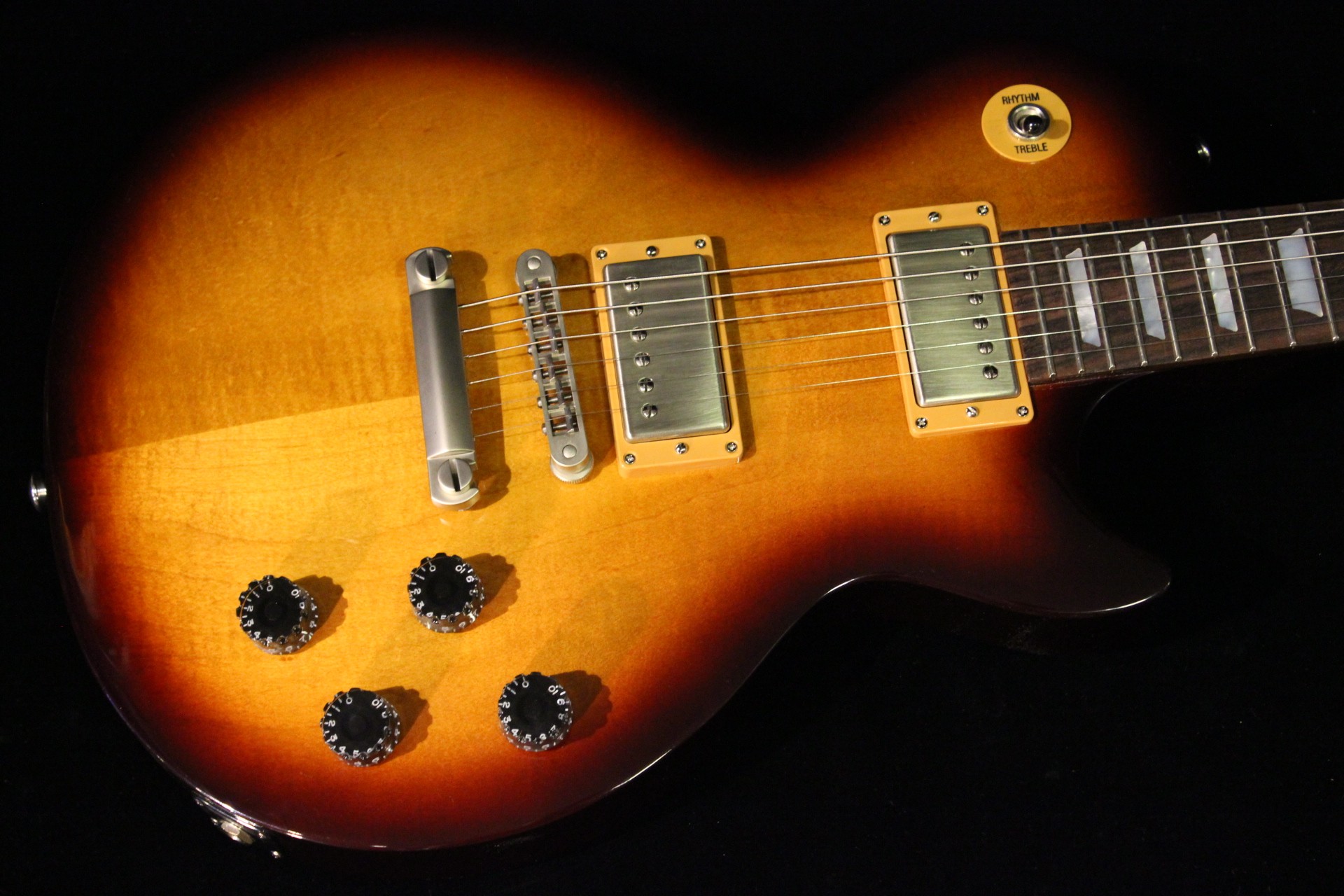 Gibson Les Paul Studio 2015 • G-force付き Gibson Les Paul Studio 2015 Desert Burst (SN: 150061571