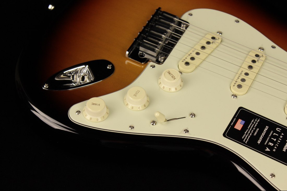 Fender American Ultra Stratocaster - RW ULB