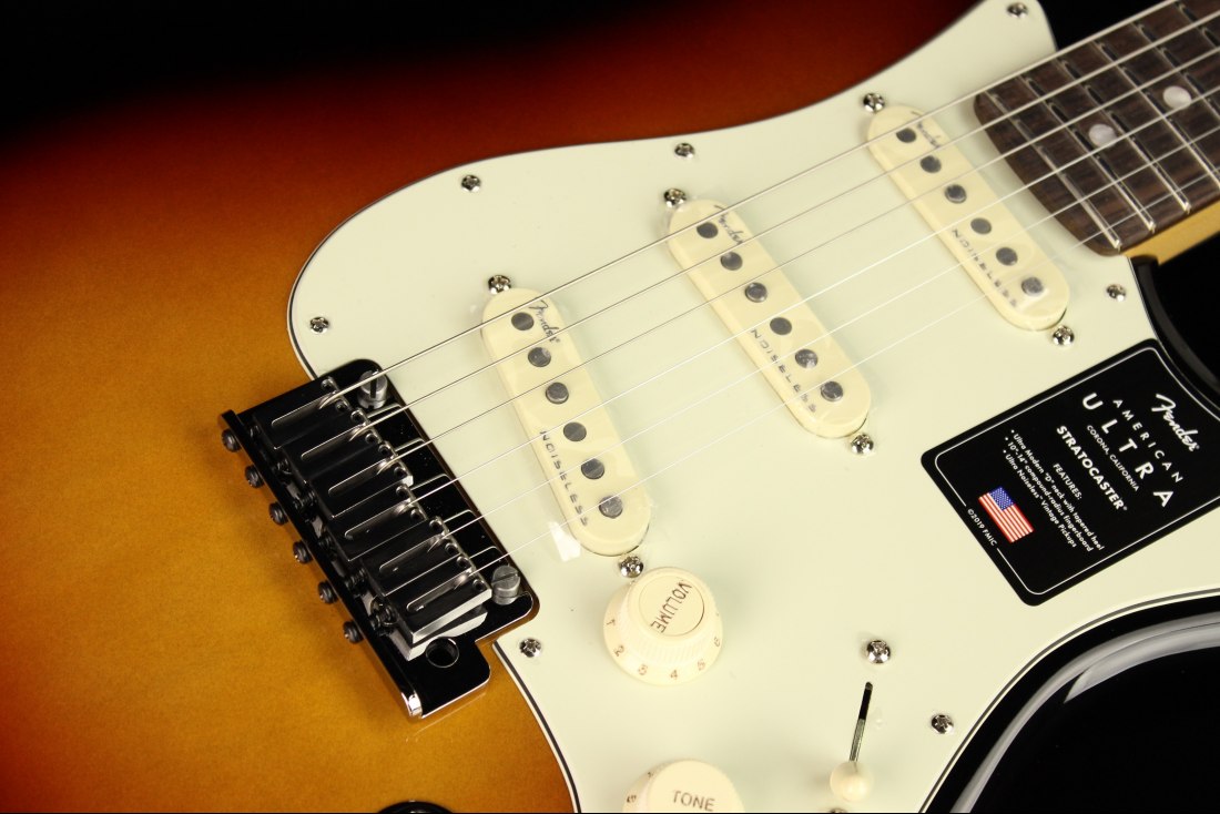 Fender American Ultra Stratocaster - RW ULB