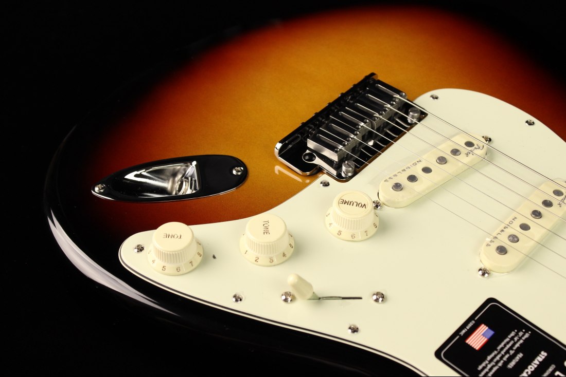 Fender American Ultra Stratocaster - RW ULB