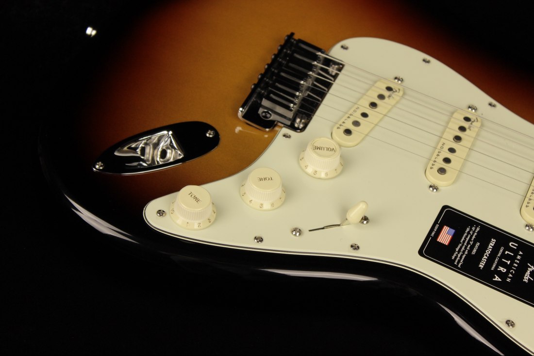 Fender American Ultra Stratocaster - RW ULB