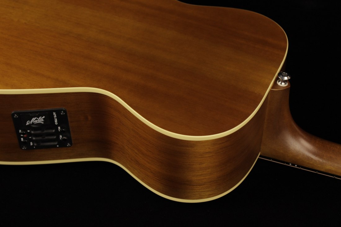 Maton EBG808TE